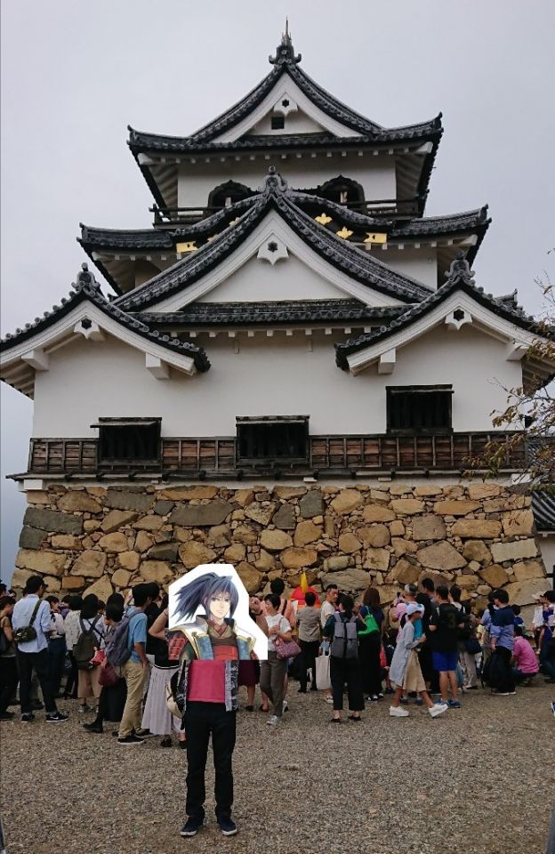 彦根城に行って来ました。二度目なんですが、前はひこにゃん目的で城自体はオマケ程度でした。今回改めて行くと、違った視点で見れて楽しかったです。ひこにゃんにも会えたよよ。