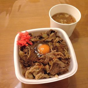 金曜のぉ！夕方ぁ！ガンオンをやりながら食べる吉野屋の無料牛丼は美味しいなぁ！