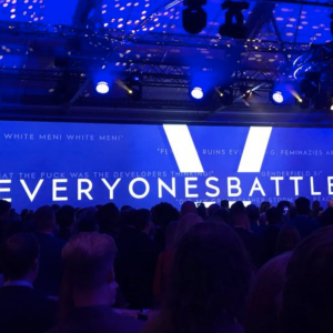 [[URL>https://www.gamerevolution.com/news/464567-battlefield-5-launch-party-criticisms]] BFV発売を祝うパーティのスクリーンに注目、#EveryonesBattlefieldの周りに描かれているのはユーザーからの「Genderfield 5！」「フェミニズムはすべてを台無しにし、フェミニズムは歴史を書き換えようとしている」「開発者は何を考えていたのでしょう！」「白人男性！白人男性！白人男性！」といった批判コメント 一部の過激なコメントを取り上げて大多数のユーザーを煽るのはソダーランド並の愚行