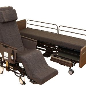 このベッドとドッキングする車椅子にテーブル装着してPC設置すれば常にベッド感覚で色々いけるぞ。トイレやベッドも対応させれば最小限の動きだけで済む。値段は90万円、ガンオン初期に金陸ガンを4機揃えるより安いぞ！