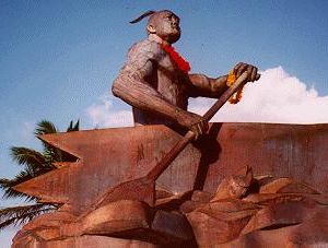 そしてこれがグアムの英雄ガダオの像