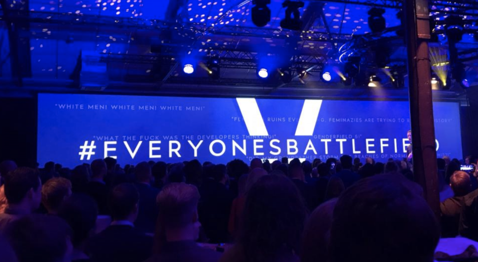 [[URL>https://www.gamerevolution.com/news/464567-battlefield-5-launch-party-criticisms]] BFV発売を祝うパーティのスクリーンに注目、#EveryonesBattlefieldの周りに描かれているのはユーザーからの「Genderfield 5！」「フェミニズムはすべてを台無しにし、フェミニズムは歴史を書き換えようとしている」「開発者は何を考えていたのでしょう！」「白人男性！白人男性！白人男性！」といった批判コメント 一部の過激なコメントを取り上げて大多数のユーザーを煽るのはソダーランド並の愚行