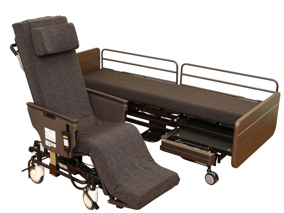 このベッドとドッキングする車椅子にテーブル装着してPC設置すれば常にベッド感覚で色々いけるぞ。トイレやベッドも対応させれば最小限の動きだけで済む。値段は90万円、ガンオン初期に金陸ガンを4機揃えるより安いぞ！