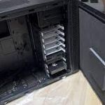 スポンジ貼り付けた消音仕様だけどめっちゃ熱がこもるから後付でPCファン増設したらスポンジ意味なくなったでござる
