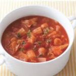 おねむの時間なのに無性にひよこ豆のスープ食いてぇぇぇ！トマト缶、ひよこ豆の缶詰を知るごと鍋にどっばー、適当な野菜とお肉（ソーセージ、ベーコンは相性良し）入れてコンソメで味付けして煮るだけ。調味料はコンソメのみであとは適当にぶち込むだけなのに(ﾟдﾟ)ｳﾏｰ